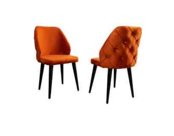 Gepolsterter Holzstuhl orange Chesterfield auf schwarzen Beinen das Esszimmer